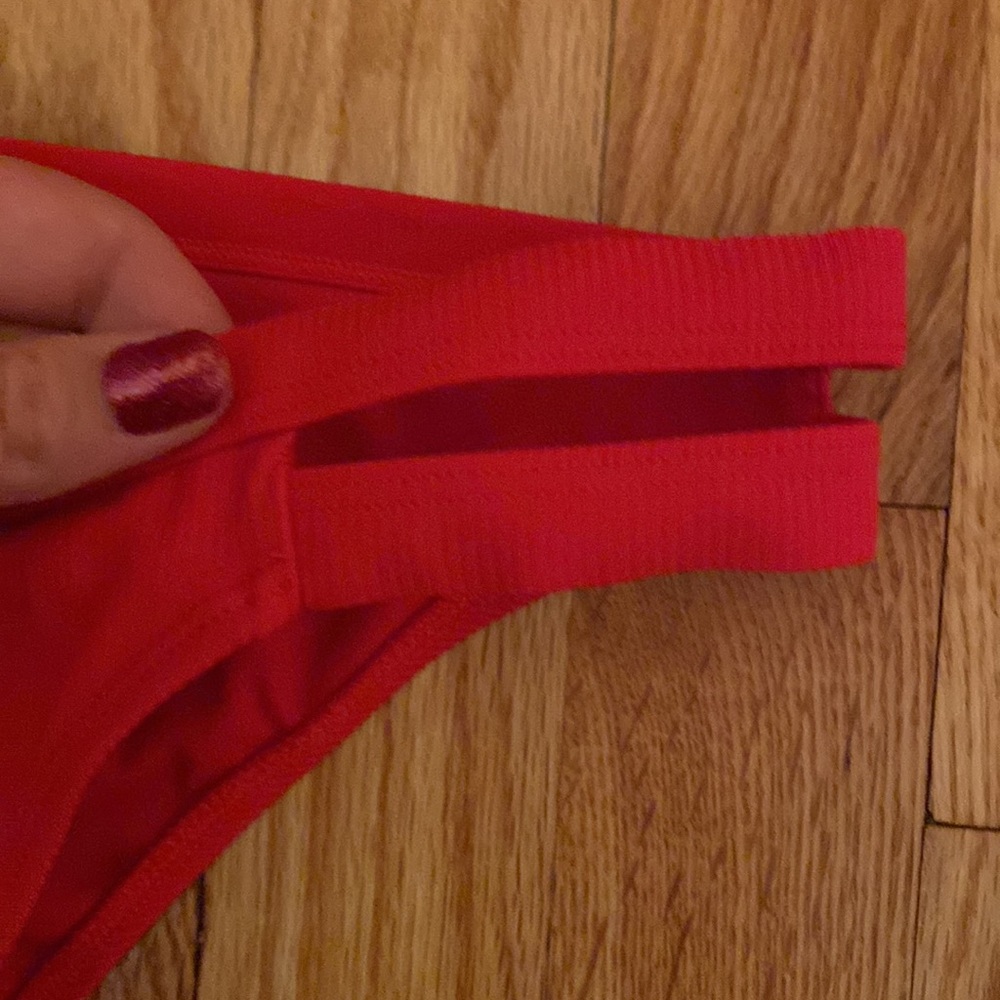 Red bikini - Picture 3 of 5